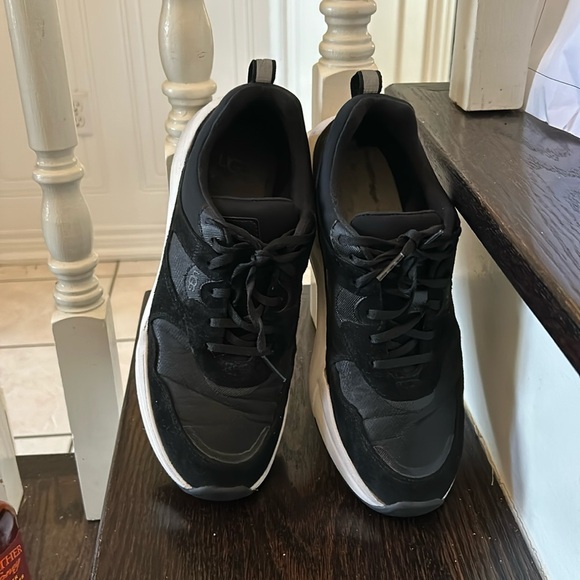 UGGs La Hills Black Partial Suede Sneaker🔥 - Picture 4 of 9